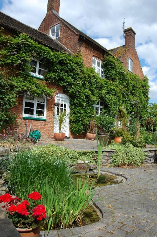 Old Ivy House Bed & Breakfast Nuneaton Exterior photo